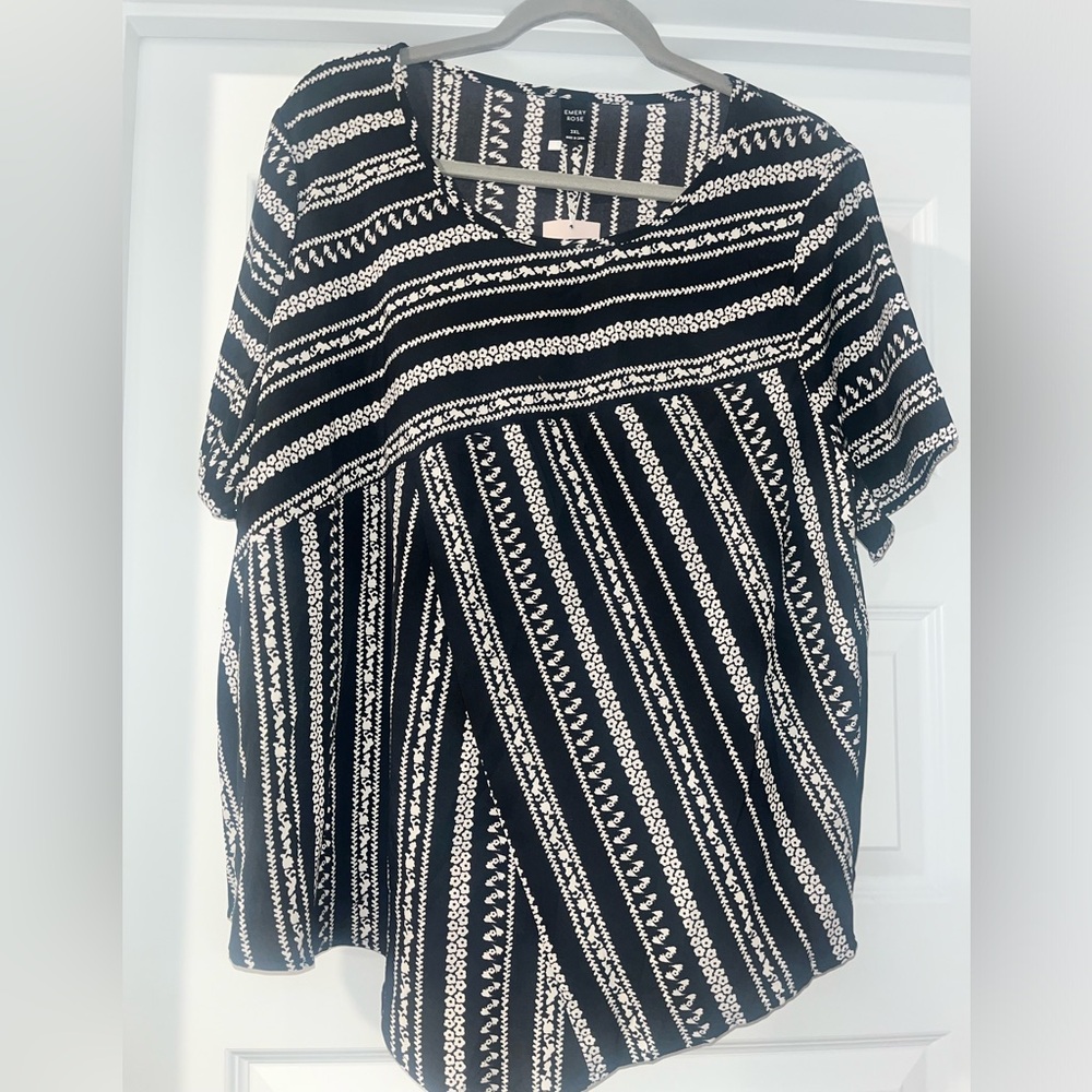 Emery Rose Black pattern short sleeve blouse